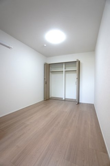 【洋室】 | 【ハイブランドリノベ】パークハウス竜王公園フォレストコート | 【洋室約5.0帖】
将来、ライフスタイルや家族構成が変わった時等、
第2子供部屋としても活用できそうですね！
勿論、壁掛けエアコンも取付が出来ますので、
快適な居室環境で過ごせそうです！