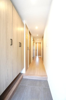 【玄関】 | 【ハイブランドリノベ】パークハウス竜王公園フォレストコート | 【玄関ホール】
人を迎え入れる最初の場所だからこそ、
清潔感があり纏まった空間にして頂ける様に
ニッチ風シューズBOXを設置。
照明はオートライト。消し忘れや
出入りが暗くならなく済みます！