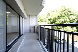 【バルコニー】 | 【ハイブランドリノベ】パークハウス竜王公園フォレストコート | 【バルコニー】
リビング全面が接するワイドバルコニー。
前面の建物が邪魔することなくよく陽が当たり、お洗濯物もすぐ乾きそう！
この位の広さがあると、エアコン室外機を置いても十分なスペースを保てます。