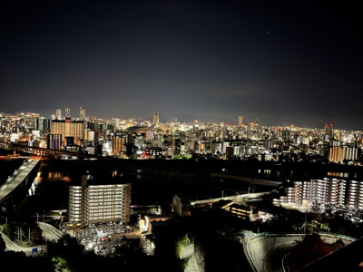 【展望】 | 【ハイブランドリノベ】パークハウス竜王公園フォレストコート | 【Night View】
物件からの夜の景色は、隠れ夜景スポットのよう。
お仕事から疲れて帰ってきて、この夜景を楽しめるのも
この立地ならでは。
もう少し早い時間のサンセット夜景もキレイかも。