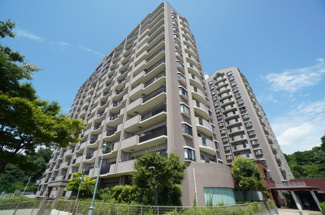 【外観】 | 【ハイブランドリノベ】パークハウス竜王公園フォレストコート | 【耐震性】
耐震性の高さを判断するポイントは、
建築確認申請日が1981年6月1日以降の
新耐震基準に適合しているかどうか。
震度６程度の大地震でも
建物が崩壊しないレベルが基準になりました。