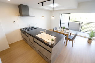 【キッチン】 | 【ハイブランドリノベ】パークハウス竜王公園フォレストコート | 【キッチンスペース】
キッチンがフラット対面式となっており、
壁の代わりに強化ガラスオイルガードを使用し開放感を演出
アイランドキッチンみたいな雰囲気で、
まるで、ステージからリビングを見渡すようです