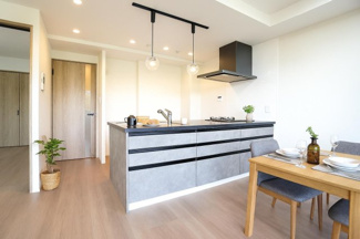 【その他】 | 【ハイブランドリノベ】パークハウス竜王公園フォレストコート | ☆キッチンの特徴☆
・フラット対面式
・コーリアンワークトップ
・浄水器一体型ハンドシャワー水栓
・食器洗い乾燥機
・Jタイプサイドフード
・強化ガラス製オイルガード
・ワークトップ下電源