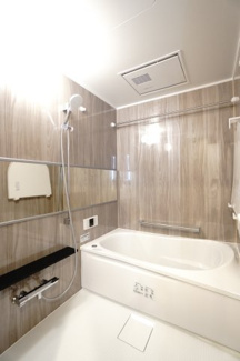 【浴室】 | 【ハイブランドリノベ】パークハウス竜王公園フォレストコート | 【バスルーム】
TOTO社製RWシリーズは
「ゆるリラ浴槽」「カラリ床」で独自の技術によりバスタイムを
よりよく演出してくれます！
更に、浴室暖房乾燥機が標準設備！
お手入れが楽なシステムバスです。