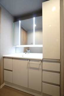 【独立洗面台】 | 【ハイブランドリノベ】パークハウス竜王公園フォレストコート | 【コスメカウンター】
Panasonic社製！
「美ルックツインラインLED照明」は、
従来の照明より自然な肌の色に見える照明。
肌の色味を美しく引き立て、
洗面ボウルも広くメイクの時間をより素敵に。