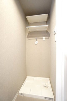 【独立洗面台】 | 【ハイブランドリノベ】パークハウス竜王公園フォレストコート | 【パウダールーム】
嬉しい、タオル掛け付きの2段可動式のリネンラック。
しかも装着が楽なワンタッチ式の給水栓！
洗濯機置場はドラム式の洗濯機も入るサイズですが、
お手持ちのサイズが入るか要確認です！