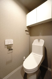 【トイレ】 | 【ハイブランドリノベ】パークハウス竜王公園フォレストコート | 【レストルーム】
TOTO社製！きれいをまもるせいけつトイレ！
お掃除はサッとひとふきで完了！
少ない水で、汚れをしっかり洗い流します。
手洗い機能付きなので、もしもの時も慌てない！
キャビネット付！