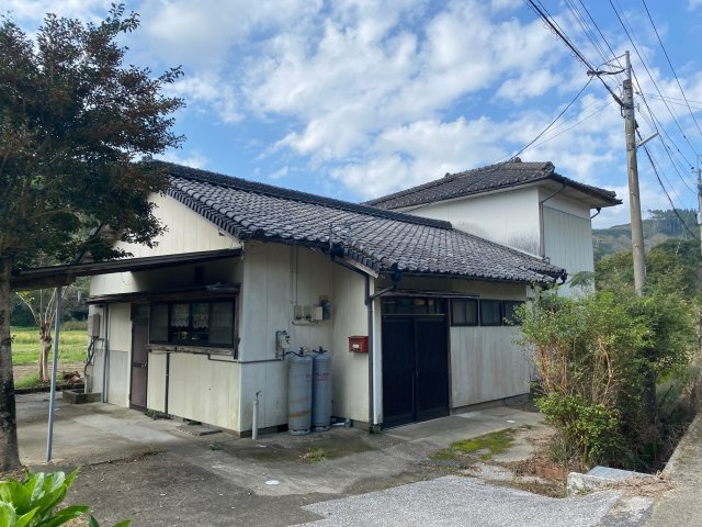 串間市穂佐ヶ原（ほさがはる）2階建家屋の外観