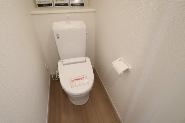 《仲介手数料無料》浦和区瀬ヶ崎５丁目36-3(全1戸)新築一戸建てリガーレのトイレ|撮影日 2025年11月27日 12:50 晴れ