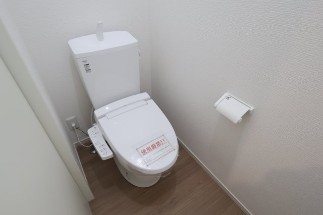 《仲介手数料無料》浦和区瀬ヶ崎５丁目36-3(全1戸)新築一戸建てリガーレのトイレ|撮影日 2025年11月27日 12:50 晴れ