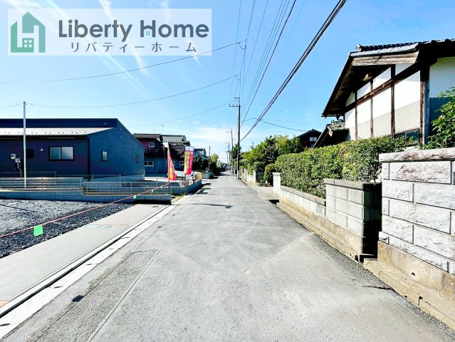 小美玉市小川第1　新築戸建　4号棟の前面道路含む現地写真