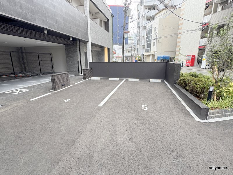 ワールドアイ大阪フェリーチェ　仲介手数料無料の駐車場