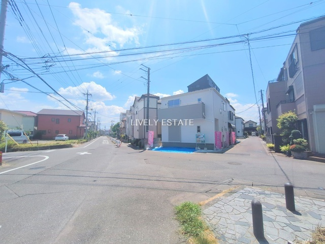 越谷市東大沢3丁目 新築分譲住宅の前面道路含む現地写真