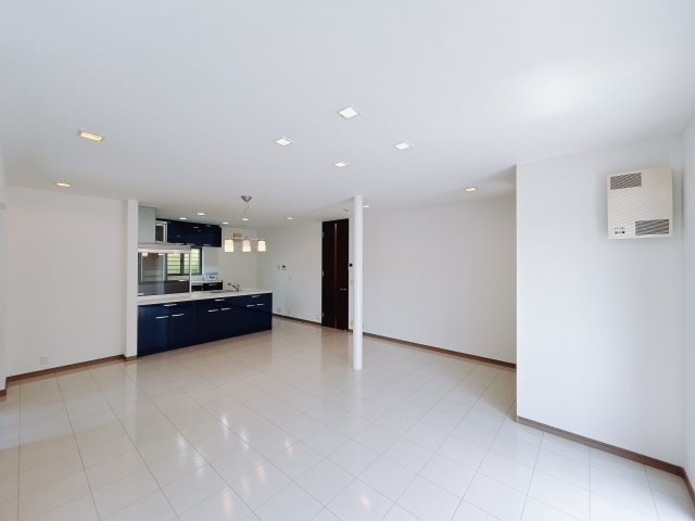 【中古戸建】本庄市小島の居間・リビング|常に広々とした空間の中でゆっくりとお過ごしできます。