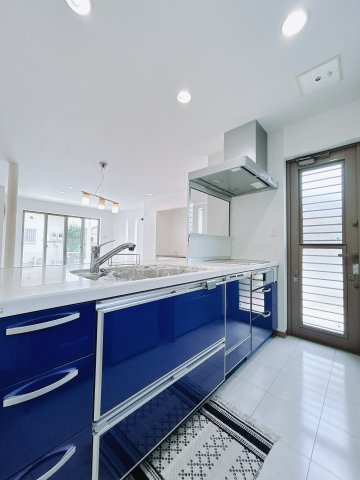 【中古戸建】本庄市小島のキッチン|お料理をしながらお部屋を見渡せることができる対面キッチンを採用。コミュニケーションがとりやすく、家族の絆が深まります。今日の出来事をおしゃべりしながら楽しい時間をお過ごしください♪