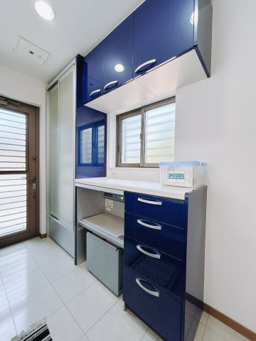 【中古戸建】本庄市小島のキッチン|調理器具の出し入れが便利なスライド収納♪毎日家事を頑張る皆さまにおすすめしたいポイントです(*^^*)