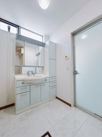 【中古戸建】本庄市小島の独立洗面台|通常より広いタイプの洗面所になっています。のびのびと使える洗面所には寒い冬にストーブをおいても邪魔になりません♪