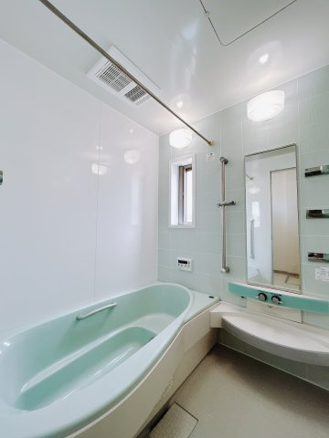 【中古戸建】本庄市小島の浴室|清潔感あふれる浴室には、カビを防ぎ雨の日でも洗濯物を乾かせられる浴室暖房乾燥機を標準装備しております♪毎日のお手入れが楽になります。