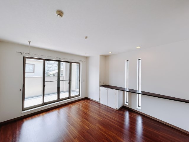 【中古戸建】本庄市小島の洋室|広い寝室ならインテリアも自由自在にお楽しみいただけます♪お外から帰ってきた後は寝室でゆっくり自分の時間をお過ごしください。