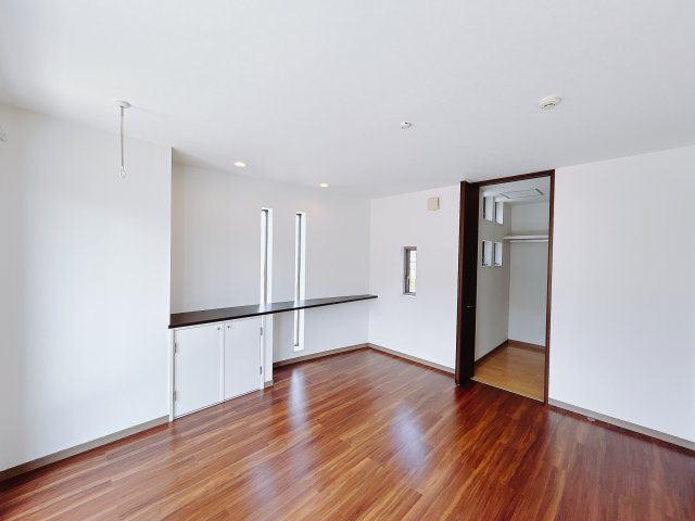 【中古戸建】本庄市小島の洋室|ダブルベッドを置いても充分な広さを2Ｆのお部屋に設けております。お子様と家族みんなで寝るのも夢じゃありません♪窓からは光が差し込むので日中でも明るいお部屋です。