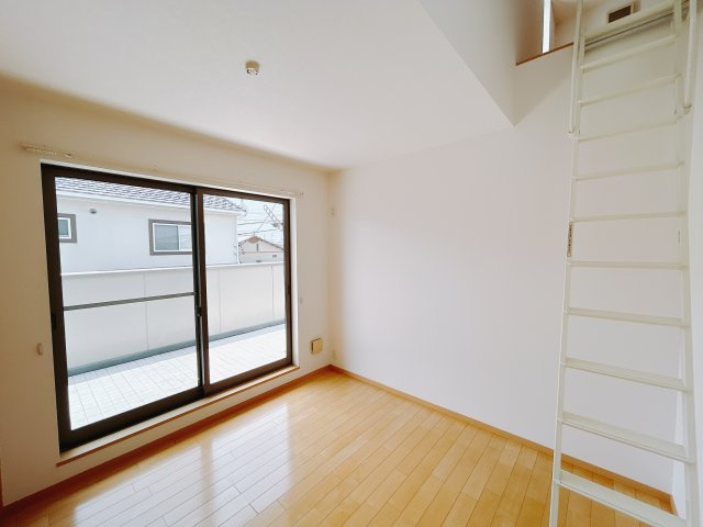 【中古戸建】本庄市小島の洋室|お子様にとって初めての「自分だけのお部屋」。どんなお部屋にするのか楽しみになりますね♪こちらのお部屋は洋室になっているので、もし汚してしまっても簡単にお掃除できるので助かります。