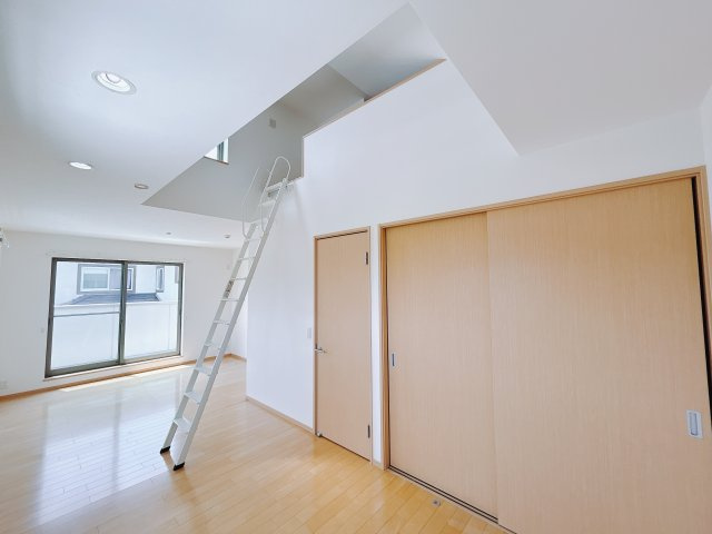 【中古戸建】本庄市小島の洋室|ママ友が来ても子供達には子供部屋で遊んでいてもらうことができます。ママ達はリビングで楽しくおしゃべりに華を咲かせながら気兼ねなく盛り上がれます♪