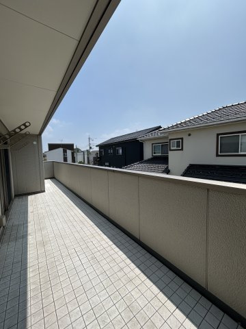 【中古戸建】本庄市小島のバルコニー|バルコニーから入る日差しは暖かく、爽快な朝の目覚めを促してくれます♪洗濯物やお布団を干して太陽の香りを吸い込んだお布団で夜はおやすみください。