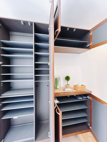 【中古戸建】本庄市小島の玄関|家族みんなの靴が丸々しまえます♪これからお子様が大きくなっても安心ですね。靴をしまって、すっきりとした玄関で開放感も味わえます。