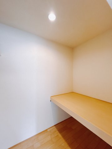 【中古戸建】本庄市小島の収納|ＷＩＣとは、「人が歩いて入れる収納」を意味します。お洋服や片付けにくい家具をしまうことにより、いつでも広い寝室が整います♪