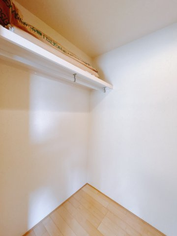 【中古戸建】本庄市小島の収納|大容量のＷＩＣです！お洋服はもちろん、使わなくなった家具や場所を取りがちな旅行用のスーツケースなどもしまえます。また、厚手のコートをしまっても充分な広さを堪能できるプランです♪
