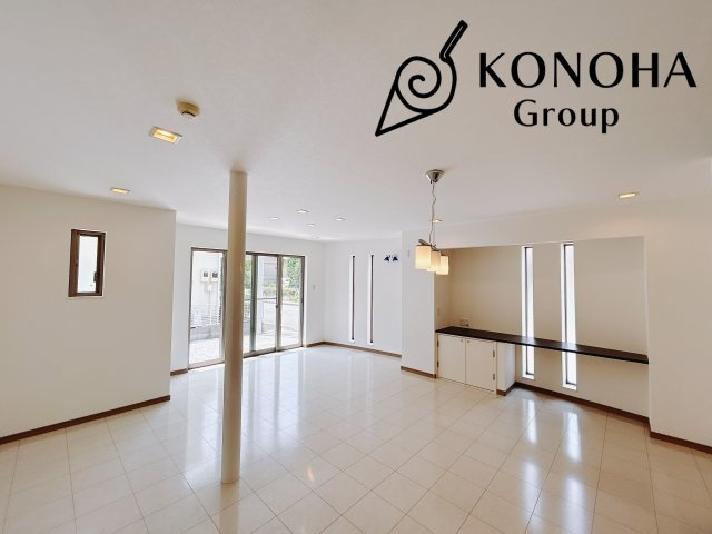 【中古戸建】本庄市小島の居間・リビング|19帖もある広々としたLDKでは今日あった出来事をご家族みんなでおしゃべりができます♪ご家族みんなが顔を合わせるリビングにはこだわり抜いたデザインを採用しております。