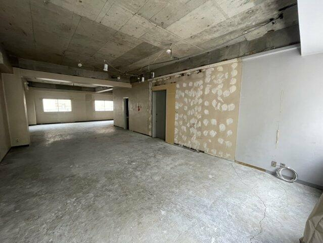 イレブンビルの駐車場| 