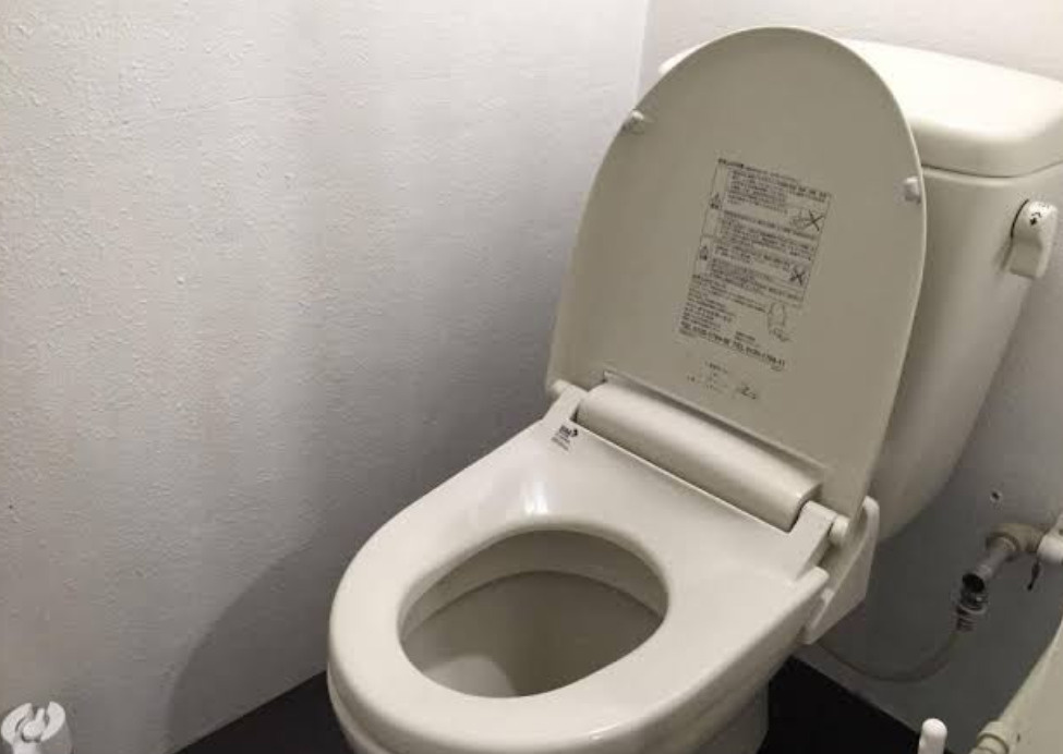 北海道旭川市六条通　一棟収益ビルのトイレ