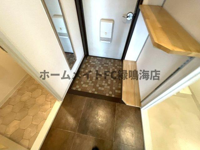 川原ロイヤルハイツの玄関