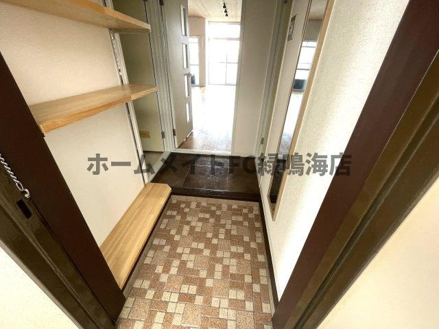 川原ロイヤルハイツの玄関