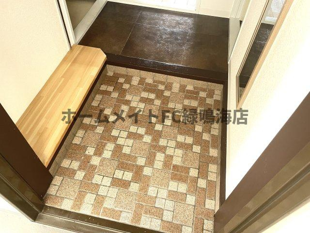川原ロイヤルハイツの玄関