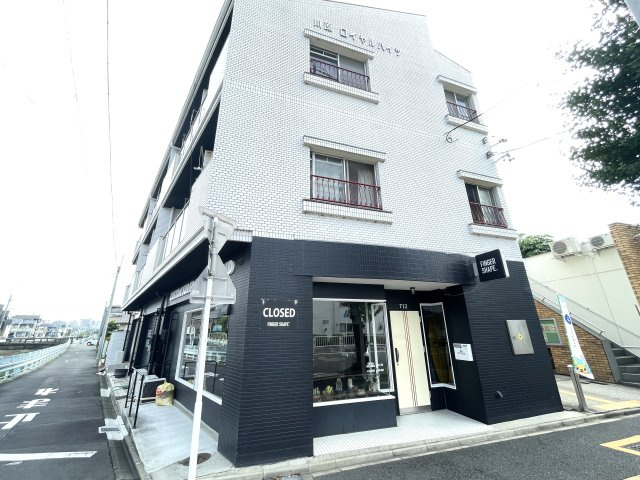 川原ロイヤルハイツのエントランス