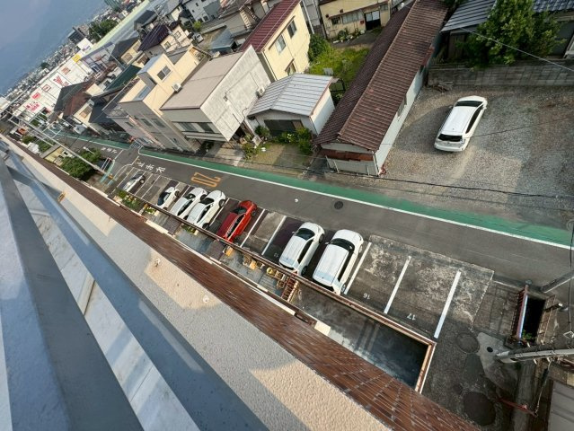 山梨県甲府市　一棟マンションの駐車場