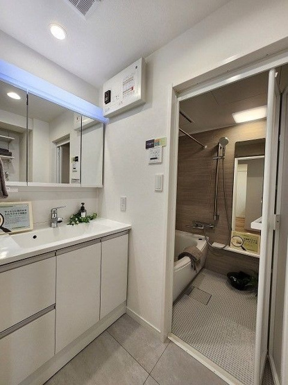 【独立洗面台】 | ＪＧＭヴェルデ室見 | 三面鏡裏収納付で、散らかりがちな洗面回りもすっきりと片付きます