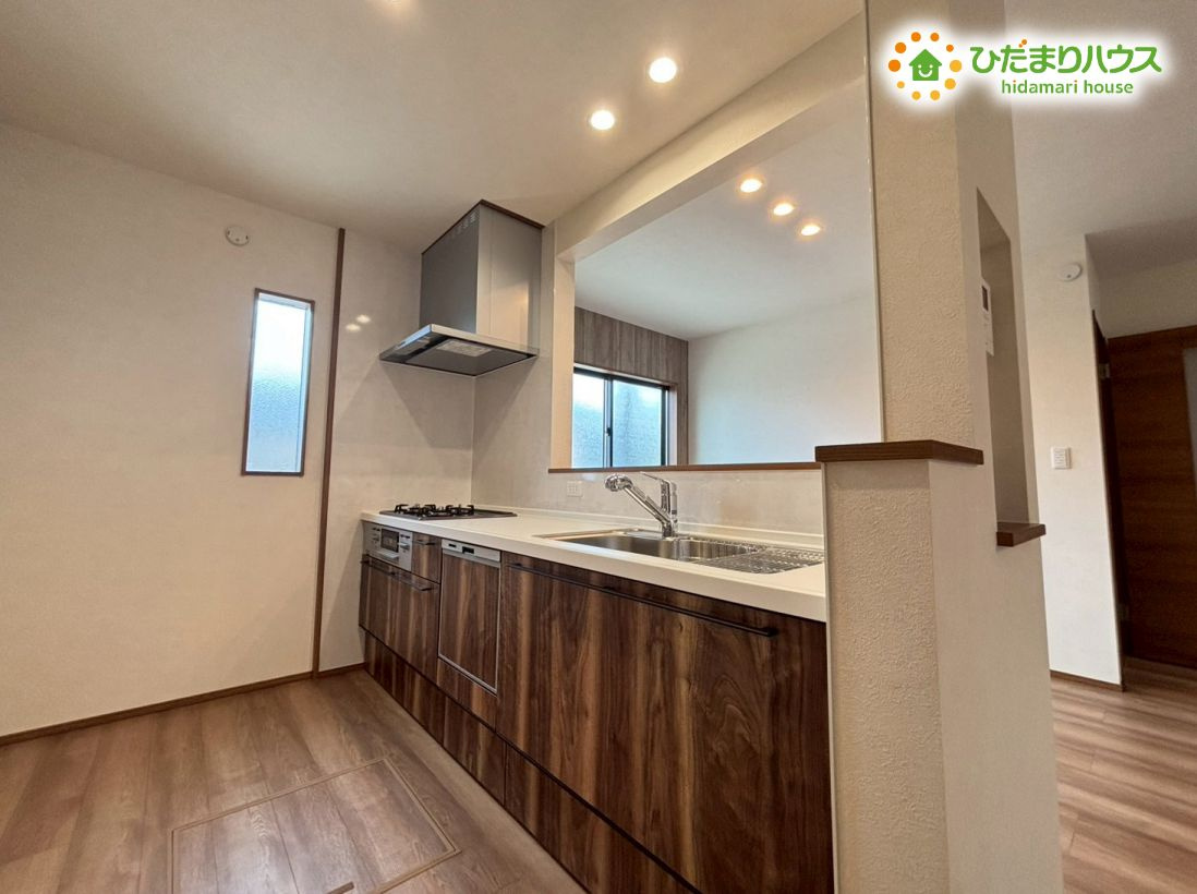 深谷市萱場　第10期　新築一戸建て　ワイウッドコート　02のキッチン