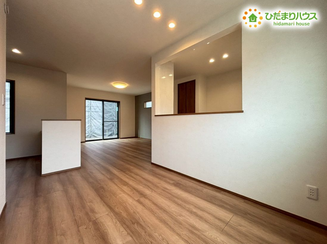 深谷市萱場　第10期　新築一戸建て　ワイウッドコート　02の居間・リビング