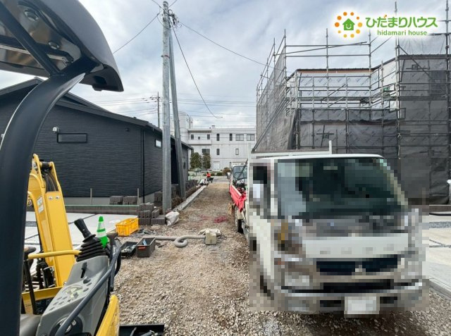 深谷市萱場　第10期　新築一戸建て　ワイウッドコート　02の前面道路含む現地写真