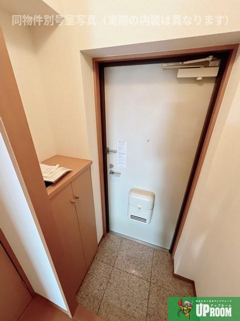 レジデンス林先の玄関