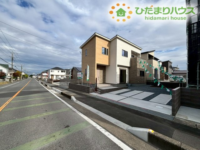 深谷市萱場　第10期　新築一戸建て　ワイウッドコート　01の前面道路含む現地写真