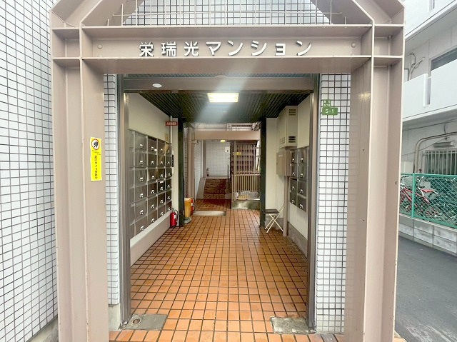 栄瑞光マンションのエントランス