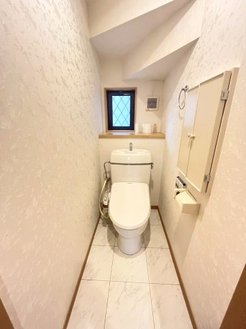 松戸市上矢切戸建のトイレ|窓付きで明るく清潔感のあるトイレ空間。壁面収納もあり快適さと実用性を兼ね備えた使いやすい設計です。