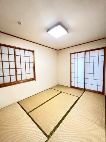 松戸市上矢切戸建の和室|LDKとつながった和室は子育て世帯にも人気の間取り。お昼寝や洗濯物をたたむ家事スペースにも便利です。