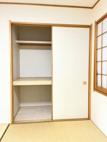 松戸市上矢切戸建の収納|布団や日用品をしっかりしまえる収納力のある押し入れ。 奥行きたっぷりで和室もすっきり片付きます。