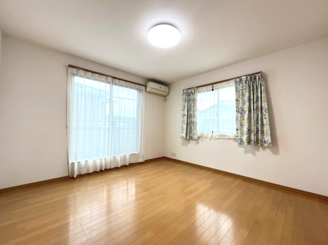 松戸市上矢切戸建の洋室|寝室や子ども部屋としても使いやすい洋室。二面採光で朝の光が差し込み、爽やかな気分で一日をスタートできます。