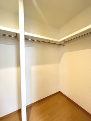 松戸市上矢切戸建の収納|2.2帖の広々ウォークインクローゼット。衣類や季節物もたっぷり収納でき、衣替えの手間が省けるのも嬉しいポイントです。